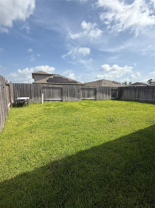 Spacious backyard. | Image 15