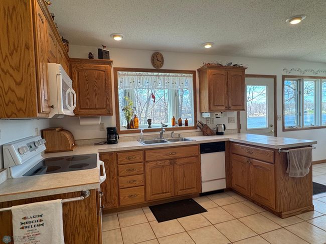 Kitchen - Bright & Airy! | Image 32