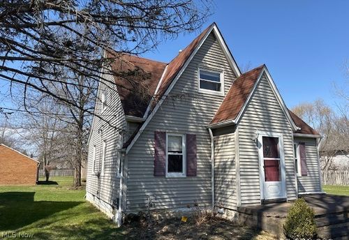 6926 Mckenzie Rd, Olmsted Twp, OH, 44138-1117 | Card Image