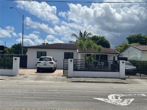 390 E 53rd St, Hialeah, FL, 33013-1525 | Card Image