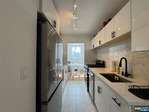 2160 Center Ave, Fort Lee, NJ, 07024-5862 | Card Image