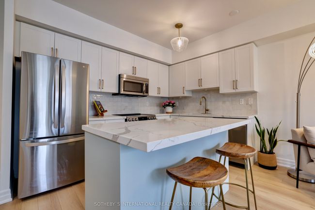 702 - 370 Wallace Ave, Condo with 3 bedrooms, 3 bathrooms and null parking in Toronto ON | Image 7