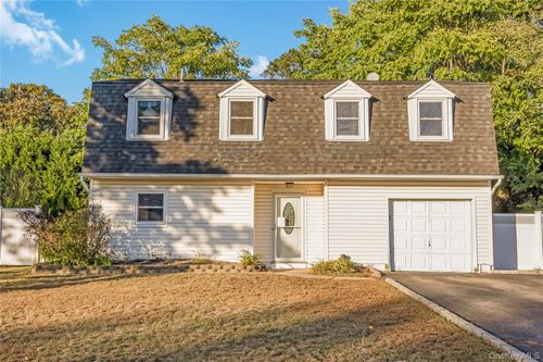 209 Cirrus Rd, Holbrook, NY, 11741-4430 | Card Image