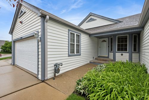 1520 Queen Ann Ln, Gurnee, IL, 60031-1900 | Card Image