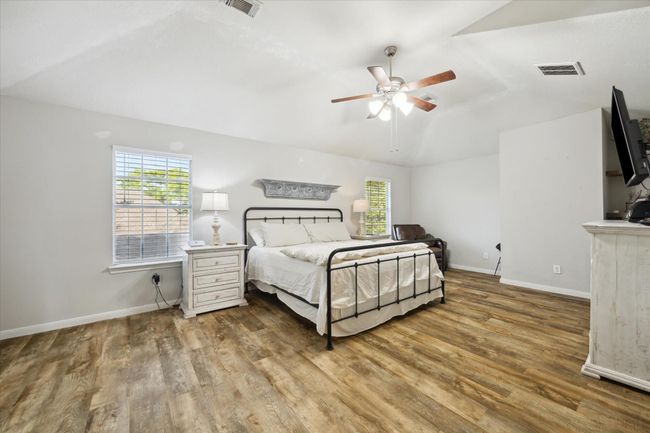 1811 Oakbrook Cir, House other with 4 bedrooms, 3 bathrooms and 2 parking in Pearland TX | Image 18