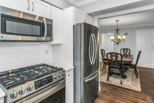 31 Cambridge Dr W, Copiague, NY, 11726-3228 | Card Image