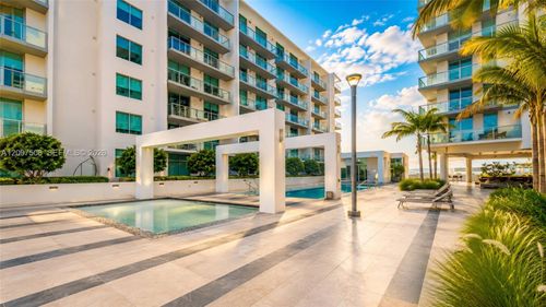 n-913-3900 Biscayne Blvd, Miami, FL, 33137-3782 | Card Image