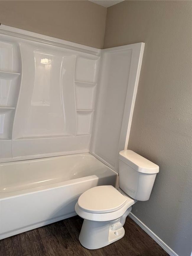 upstairs bath | Image 5