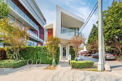 5687 Baillie St, Townhouse with 3 bedrooms, 2 bathrooms and 2 parking in Vancouver BC | Image 2