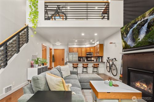 apt-201-1605 E Pike St, Seattle, WA, 98122-4156 | Card Image