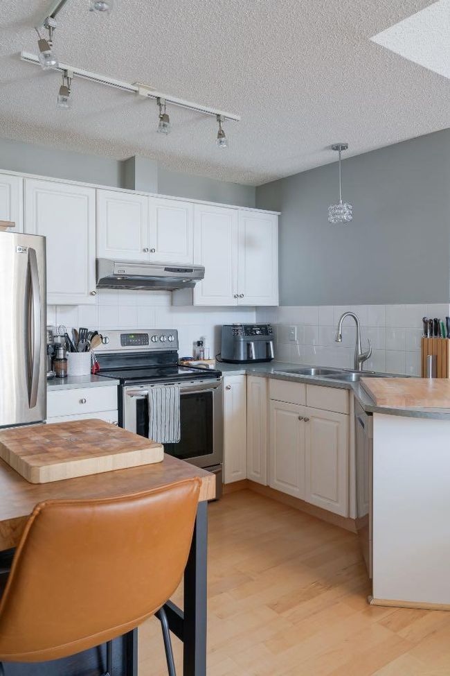 402 - 10 Sierra Morena Mews Sw, Home with 2 bedrooms, 2 bathrooms and 1 parking in Calgary AB | Image 12