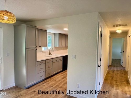 i-2-300 Shafer Ln, Jacksonville, OR, 97530-9666 | Card Image