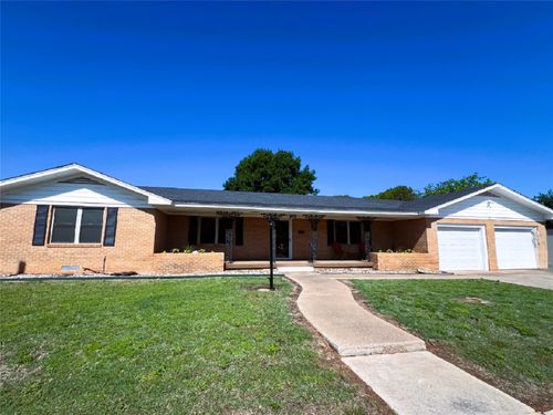 211 S Crockett St, Henrietta, TX, 76365-3310 | Card Image