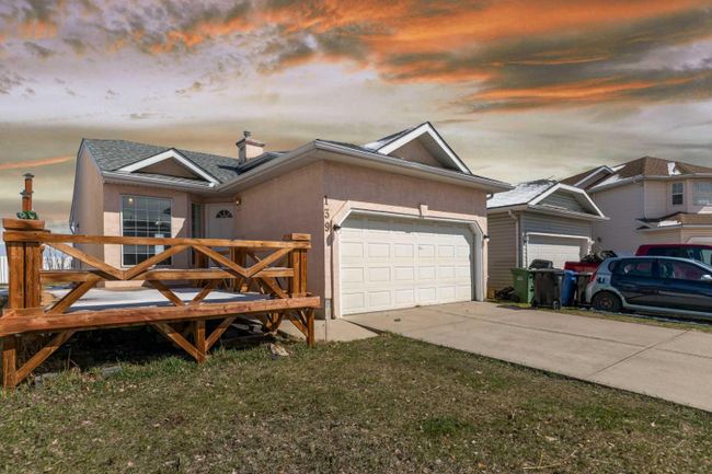 139 Appleglen Park Se, Home with 3 bedrooms, 2 bathrooms and 4 parking in Calgary AB | Image 2