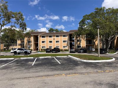 305 - 351 S Palm Way, Condo with 1 bedrooms, 1 bathrooms and null parking in Pembroke Pines FL | Image 1