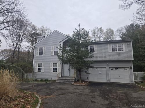 25 Pine Cone Ln, Islandia, NY, 11749-5568 | Card Image