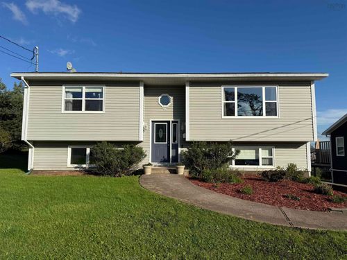 96 Green St, House with 5 bedrooms, 2 bathrooms and 4 parking in New Glasgow NS | Card Image