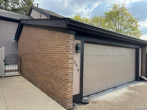 5216 Brett Ct, West Bloomfield, MI, 48322-2135 | Card Image