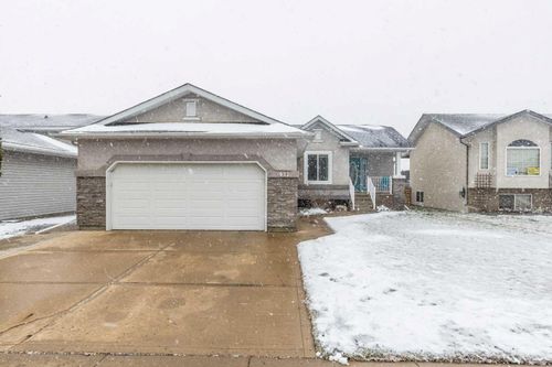 632 Hemingway Cres Ne, Medicine Hat, AB, T1C1X5 | Card Image