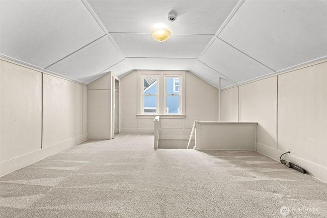 Loft area, stairs | Image 23