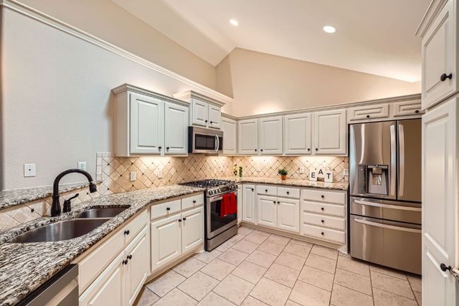 Custom backsplash high ceiling, upper/under cabinet lighting | Image 8