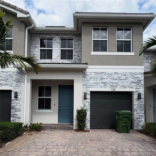 na-135 Sw 171st Ln, Pembroke Pines, FL, 33027-1456 | Card Image
