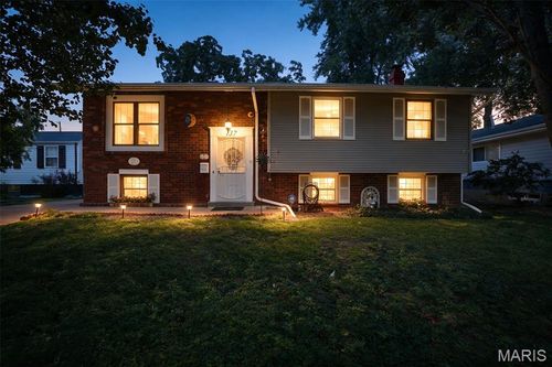 137 Huntleigh Forest Dr, Kirkwood, MO, 63122-1201 | Card Image