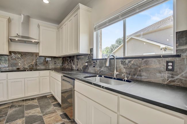 Custom quartz counters, gorgeous backsplash and stainless steel appliances | Image 23