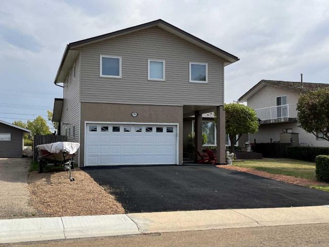 904 Argue Drive, Home with 3 bedrooms, 2 bathrooms and 4 parking in Hanna AB | Image 2