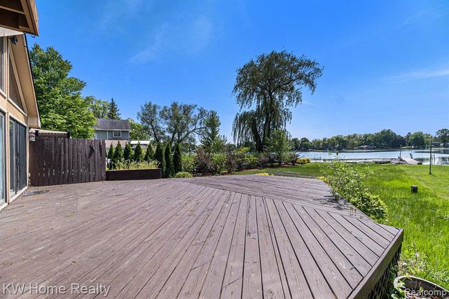 8863 Lakeview Drive, Home with 6 bedrooms, 3 bathrooms and null parking in White Lake Twp MI | Image 24