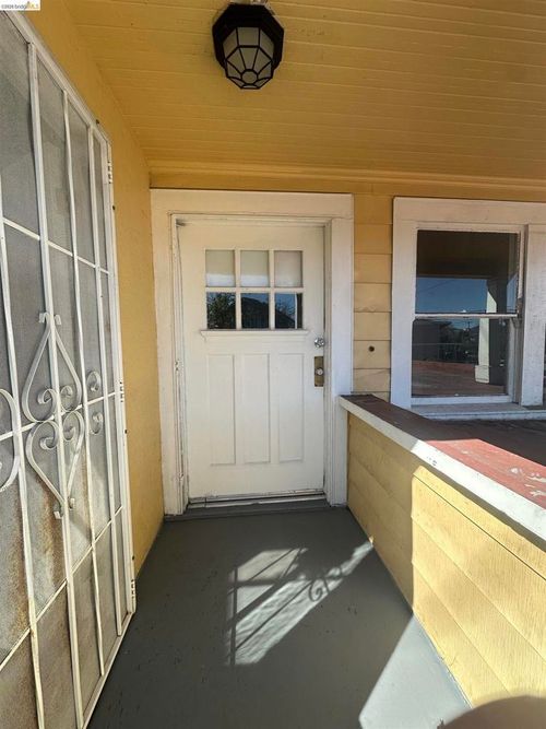 2423 Market St, Oakland, CA, 94607-3435 | Card Image