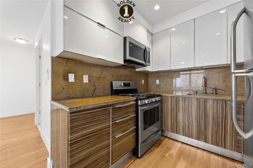 29-11 N 12 Street, New York, NY, 11102 | Card Image