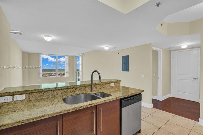 APT-1903S - 2681 N Flamingo Rd, Condo with 2 bedrooms, 2 bathrooms and null parking in Sunrise FL | Image 9