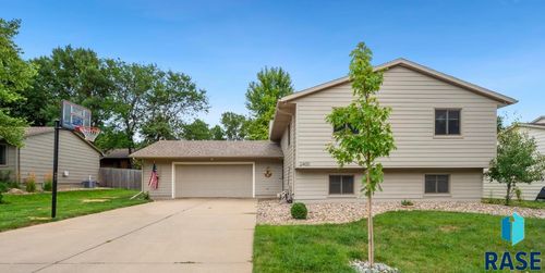2400 S Melanie Ln, Sioux Falls, SD, 57103-4244 | Card Image