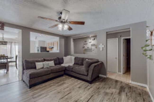8828 Round Rock Road Sw, House other with 3 bedrooms, 2 bathrooms and null parking in Albuquerque NM | Image 3