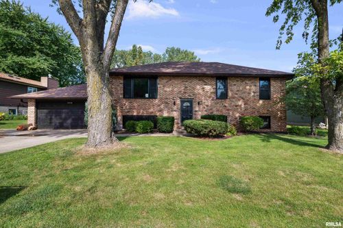 2230 Emerald Dr, Davenport, IA, 52804-5004 | Card Image
