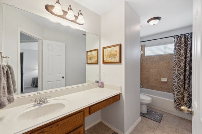 4 Bathrooms! | Image 25