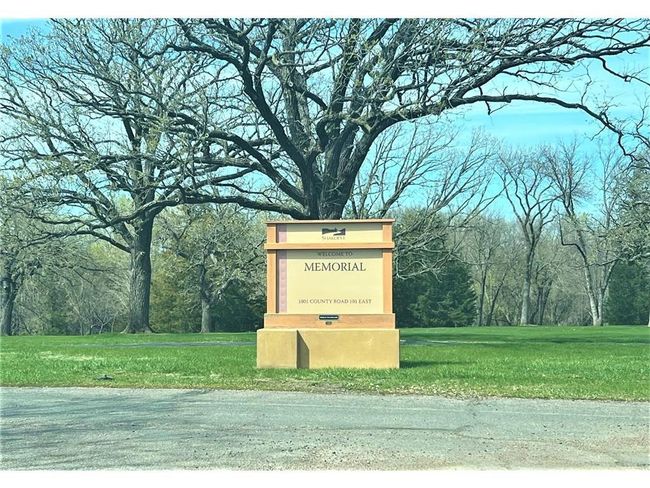 Stop by for a leisurely stroll along the Minnesota River at Veterans Memorial Park. History of the first Shakopee Settlement and stunning views of nature intertwine to make this a local favorite! | Image 42