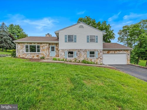 107 Spring Valley Dr, BERKELEY SPRINGS, WV, 25411-6151 | Card Image
