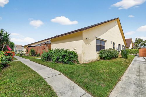 48d-484 Springdale Cir, Palm Springs, FL, 33461-1531 | Card Image