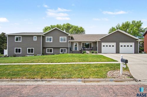 915 Twin Oaks Dr Drive, Madison, SD, 57042 | Card Image