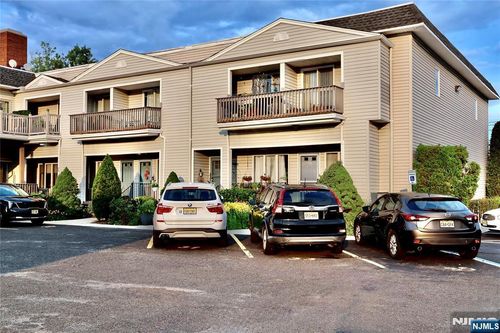 31 Willow Wood Sq, East Rutherford, NJ, 07073-1226 | Card Image