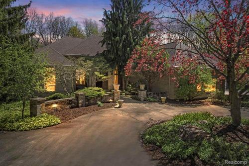 1293 Huntcliff Ct, Milford, MI, 48380-4492 | Card Image