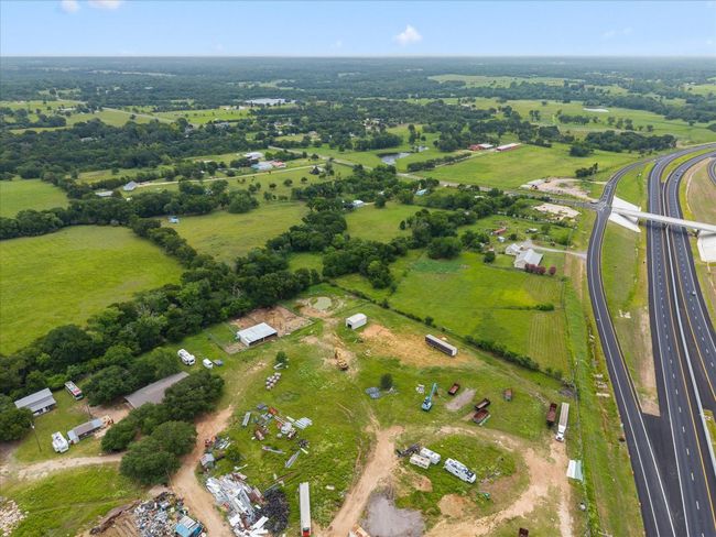 17645 Highway 6, Home with 3 bedrooms, 3 bathrooms and 2 parking in Navasota TX | Image 7