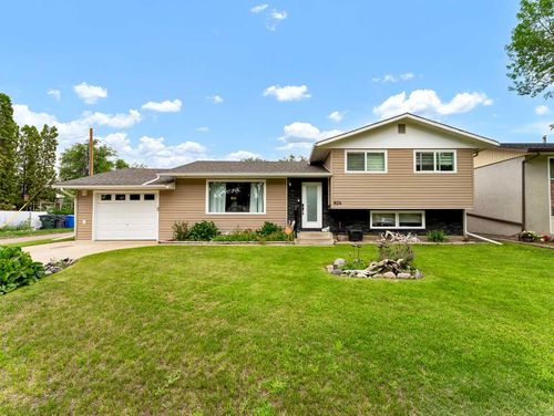 824 16 Street Ne, Medicine Hat, AB, T1A5X4 | Card Image