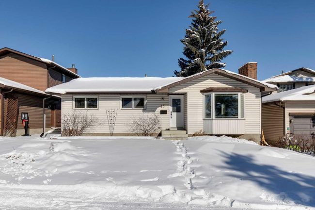 15 Beaconsfield Close Nw, Home with 5 bedrooms, 2 bathrooms and 2 parking in Calgary AB | Image 1