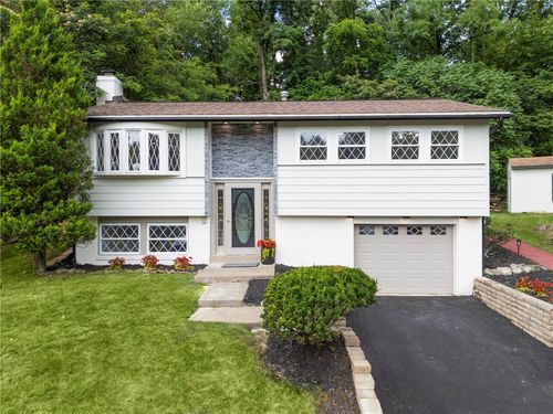 224 Laura Lee Dr, Coraopolis, PA, 15108-1178 | Card Image