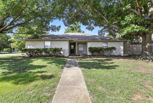 801 Nw James Cir, Burleson, TX, 76028-2612 | Card Image