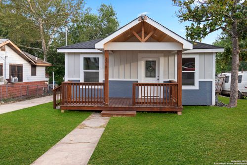 2210 E Crockett St, San Antonio, TX, 78202-3211 | Card Image