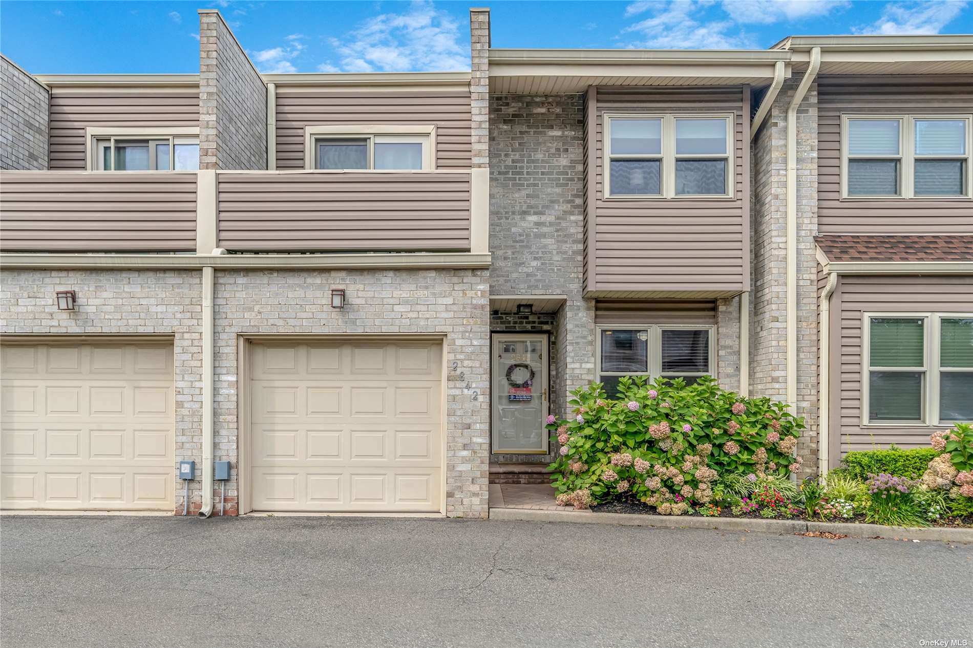 Nicole Ct, Oceanside, NY 11572